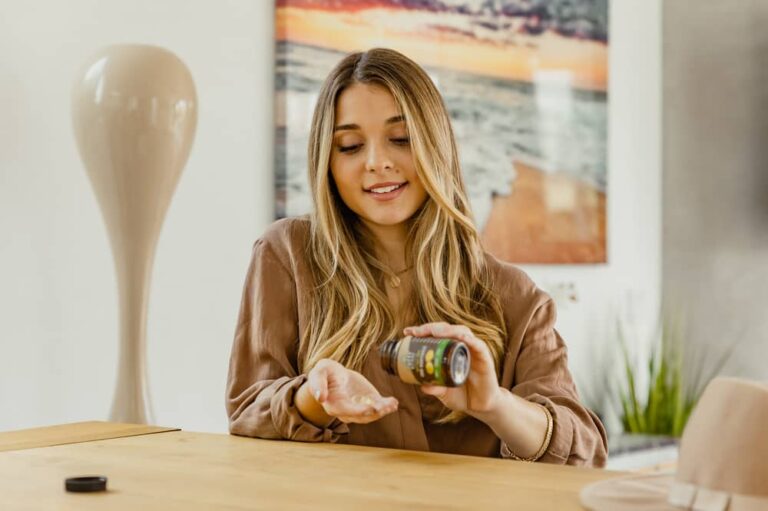 cheef girl with cbd capsules